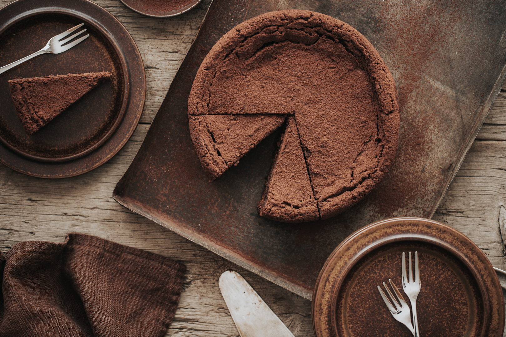 eine angeschnittene Tarte au chocolat vom xocoalt in Basel für zu Hause
